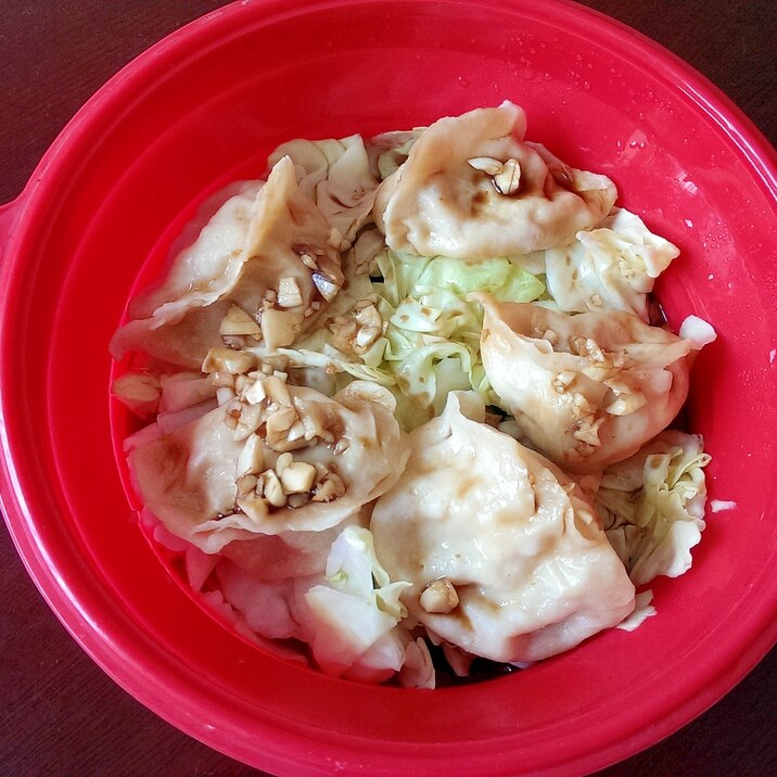 餃子とキャベツのレンジ蒸し　にんにく黒酢ダレ